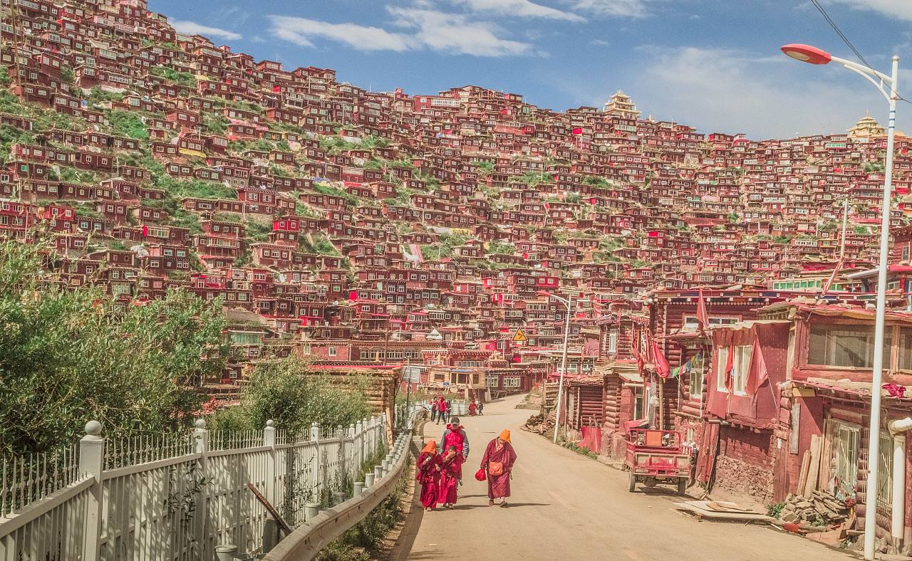净化心灵的佛学旅游圣地-色达